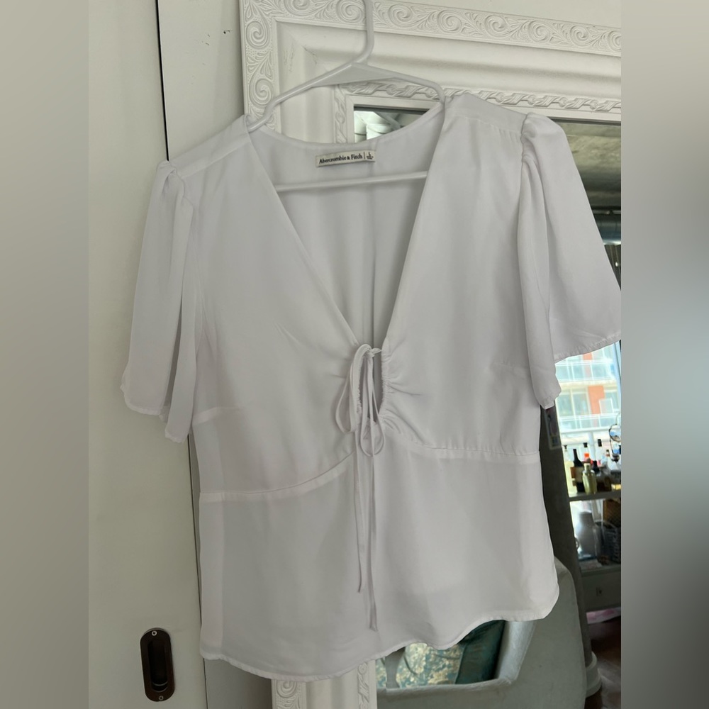 Abercrombie white flutter sleeve tie front key hole blouse